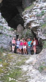 <p>Devant la grotte</p>